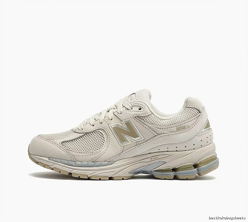 New Balance retro-style off-white sports shoes